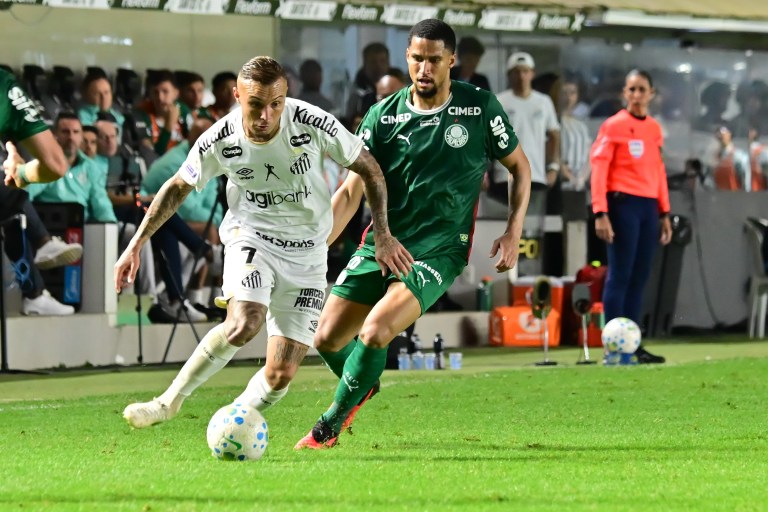Everton jogador do Santos disputa lance com Murilo jogador do Palmeiras durante partida no estadio Vila Belmiro pelo campeonato Brasileiro A 2026