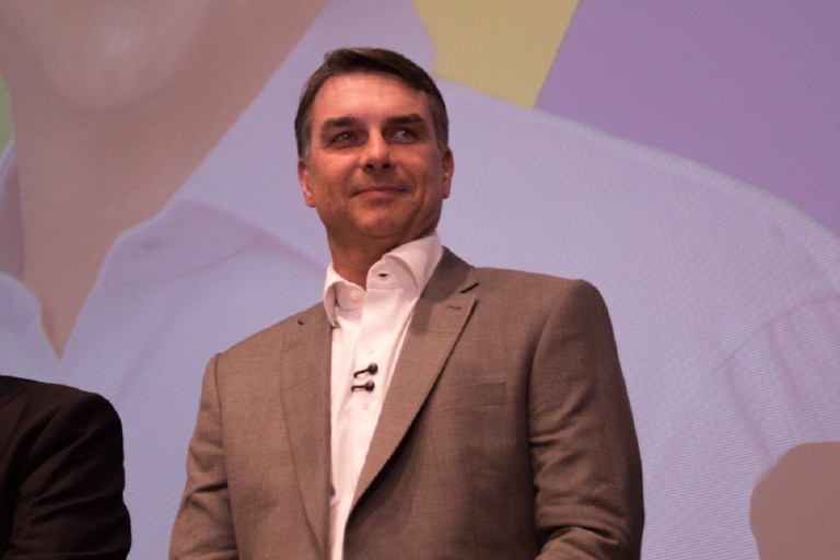 DF - ELEIÇÕES 2026/PRESIDÊNCIA/FLÁVIO BOLSONARO/BANCADA/PL/ELEITOS - POLÍTICA - O candidato à Presidência da República, Flávio Bolsonaro (PL), participa nesta quarta-feira (7), em Brasília, de reunião com a bancada do partido, que reúne governadores, senadores e deputados federais eleitos. 07/10/2026 - Foto: JOSé LUIZ S. TAVARES/ATO PRESS/ESTADÃO CONTEÚDO