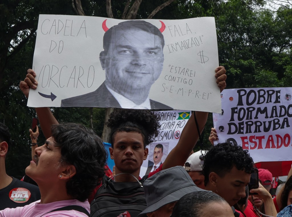 Avenida Paulista reúne multidão em ato de apoio à reeleição de Lula
