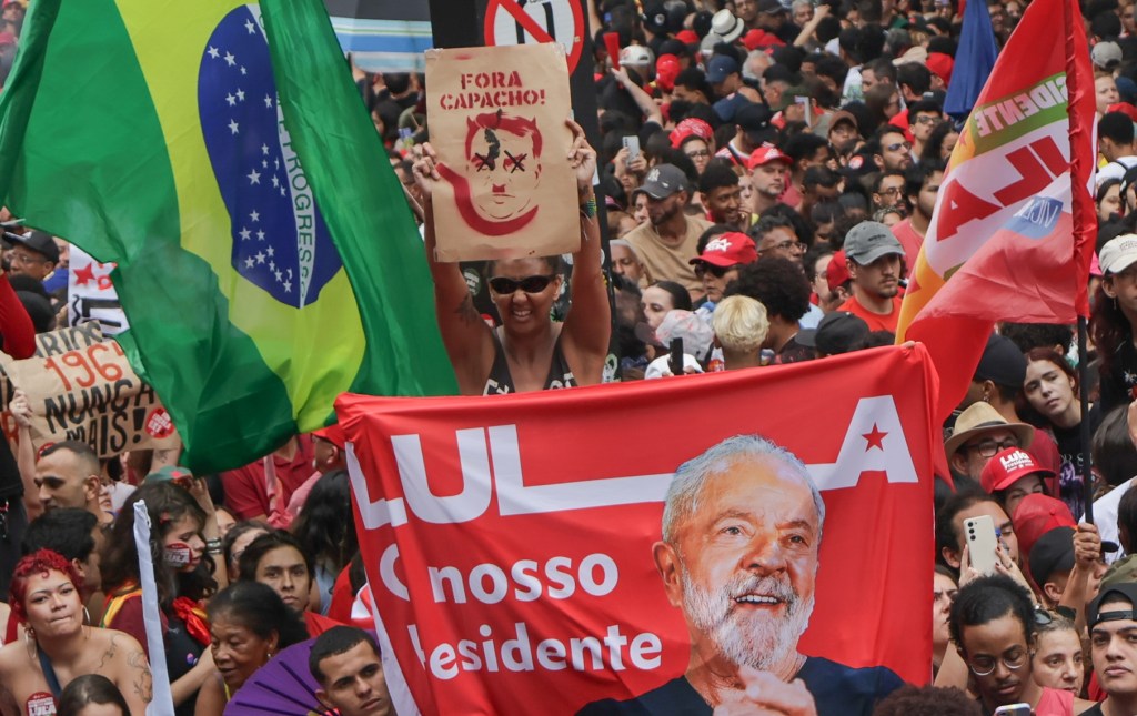 Lula discursa para apoiadores em trio elétrico na Avenida Paulista