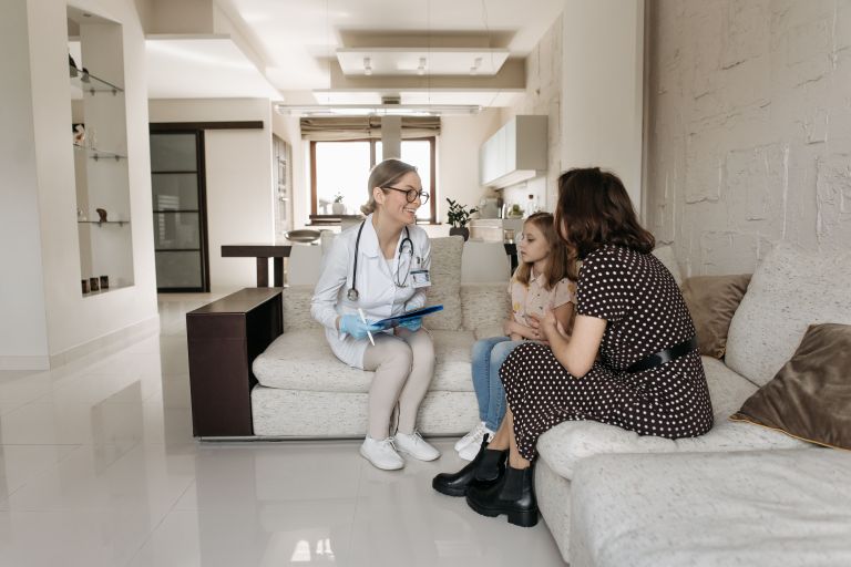 Médica realiza atendimento de saúde em ambiente domiciliar