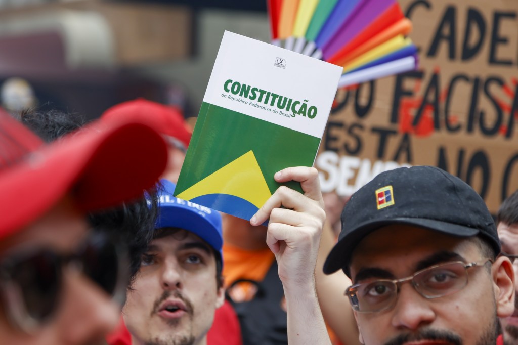 Manifestantes em ato pró-Lula na Avenida Paulista
