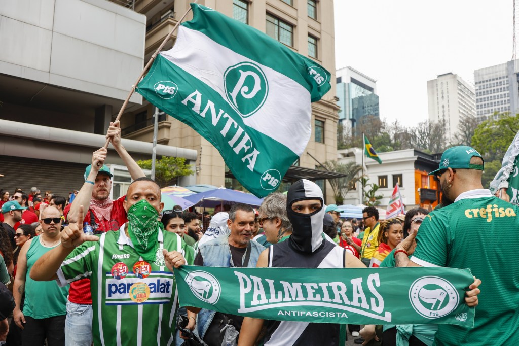Manifestantes em ato pró-Lula na Avenida Paulista