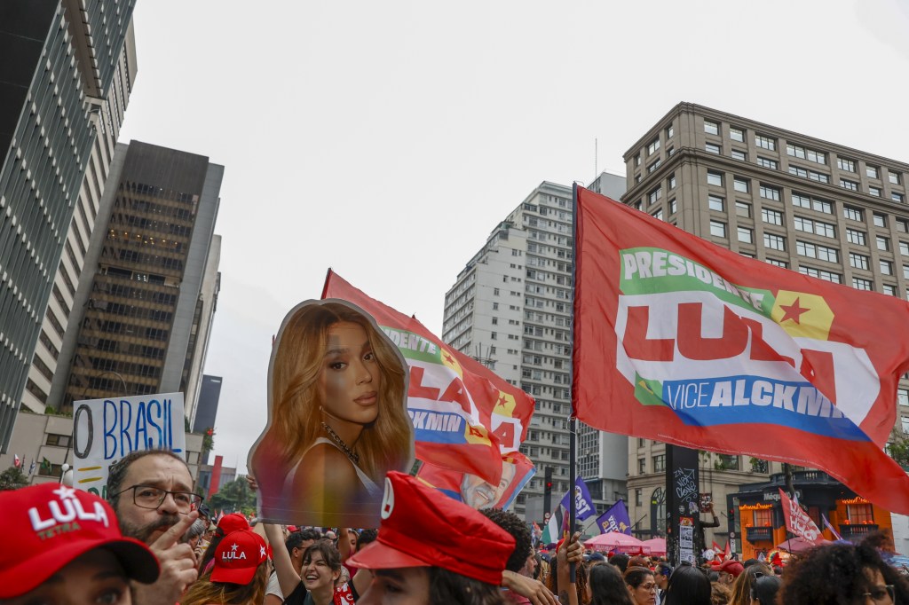 Manifestantes em ato pró-Lula na Avenida Paulista