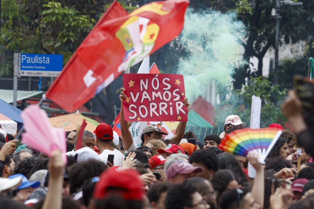 Manifestantes em ato pró-Lula na Avenida Paulista