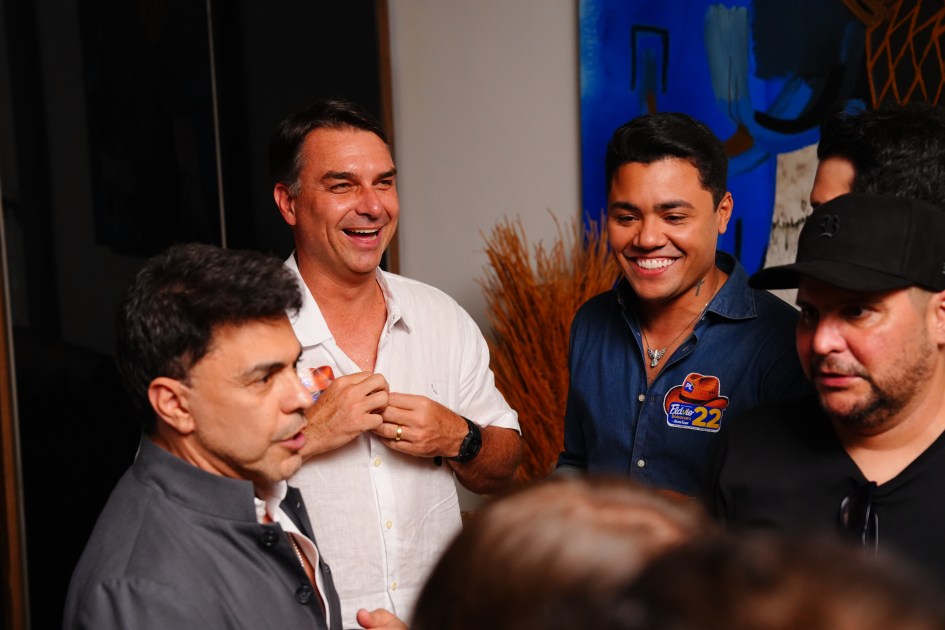 Flávio Bolsonaro se reúne com cantores sertanejos em Goiânia
