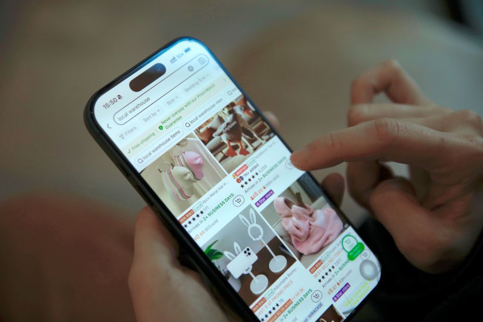 Consumidor realiza compras pelo celular em aplicativo de e-commerce
