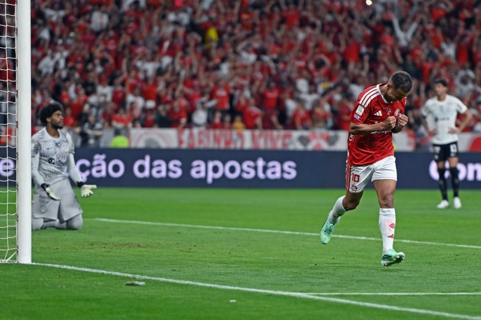 Alan Patrick, do internacional, comemora gol contra o Corinthians