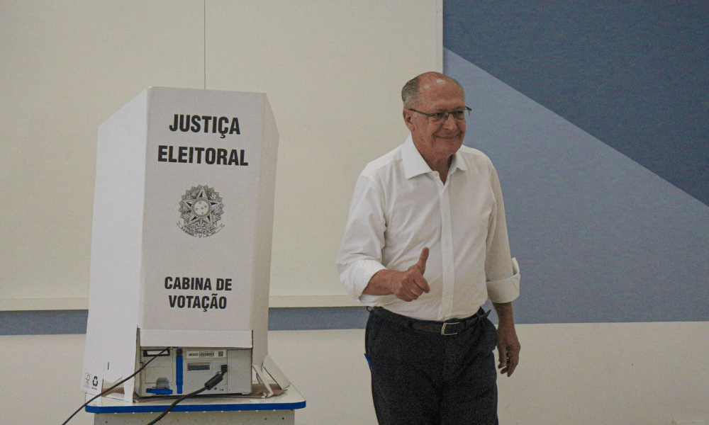 Candidato à vice de Lula, Alckmin vota em colégio na zona oeste de SP