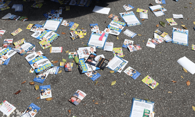 Panfletos de candidatos são espalhados pelo chão e acumulam lixo neste domingo,(4), dia do primeiro turno das eleições, na cidade de Diadema, região ABC de São Paulo