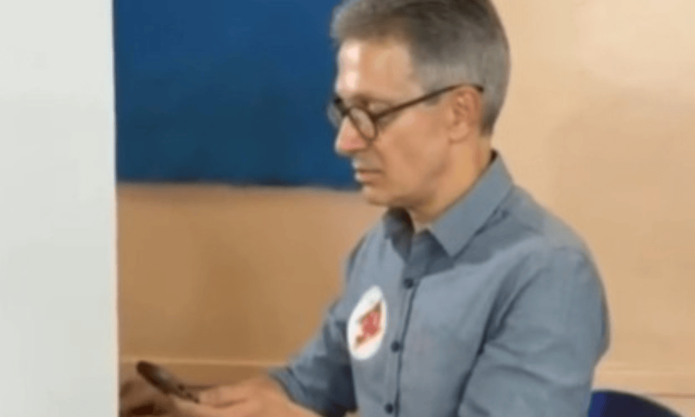 Candidato à Presidência Romeu Zema (Novo), com um celular na hora da votação