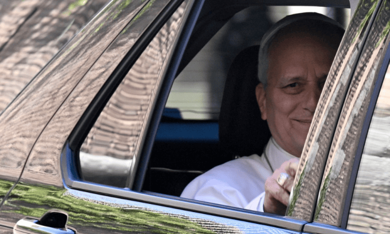 Papa Leão XIV acena da janela do carro ao deixar o Vaticano, antes de ser internado no Hospital Universitário Gemelli, em Roma