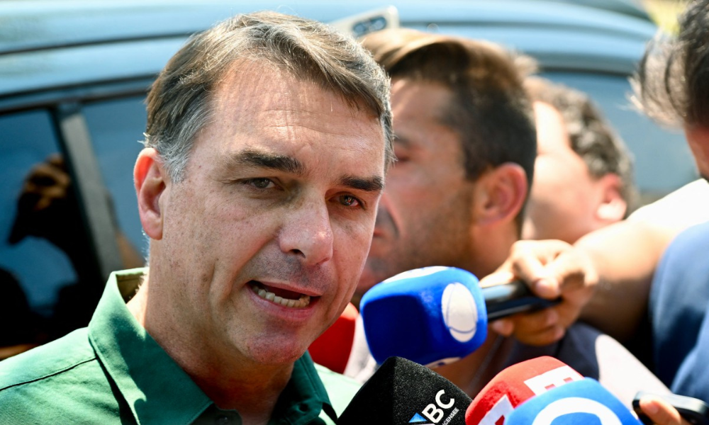 Flávio visita Bolsonaro pela 1º vez após autorização de Moraes: ‘Alegre com o resultado’