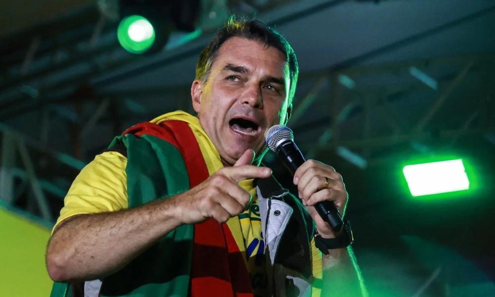 Flávio Bolsonaro sinaliza a empresários revisão da PEC do fim da 6x1 caso eleito
