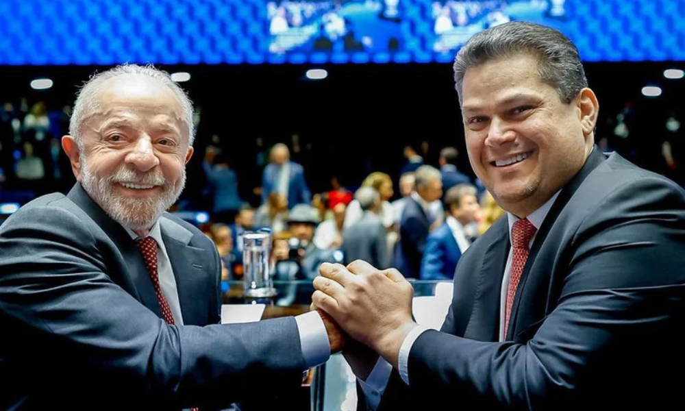 Presidente Lula (PT) e o líder do Senado, Davi Alcolumbre (União), na promulgação do fim da escala 6x1