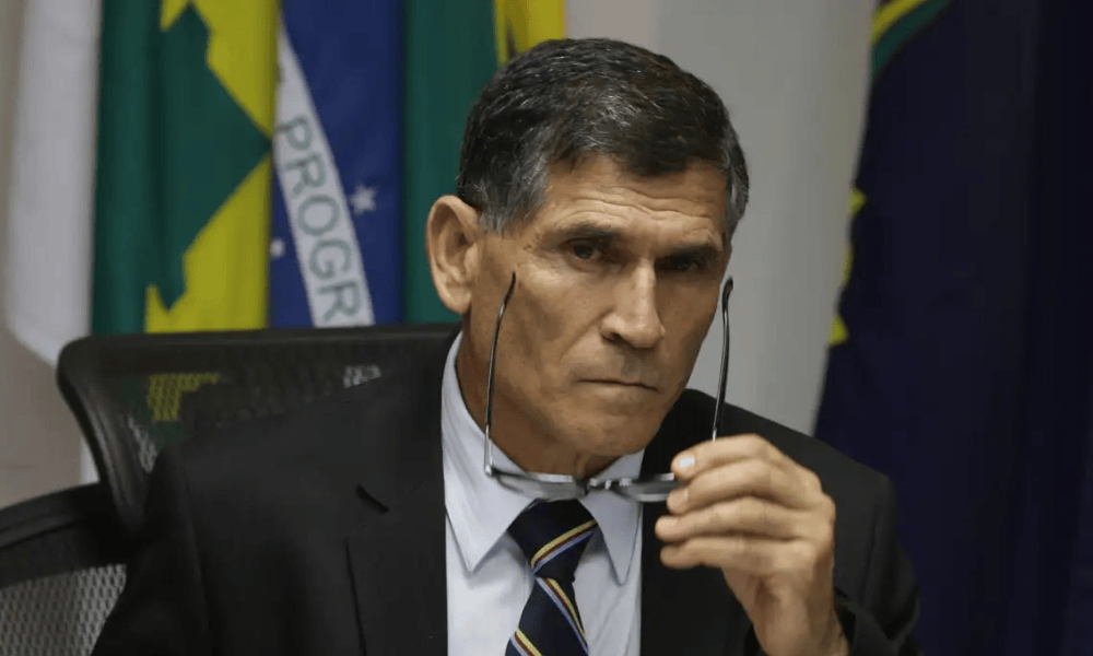 Santos Cruz critica ‘submissão voluntária’ da família Bolsonaro a Trump: ‘Vigarice’