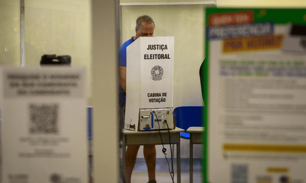Eleitores votando no Colégio Miguel de Cervantes, na zona sul de São Paulo