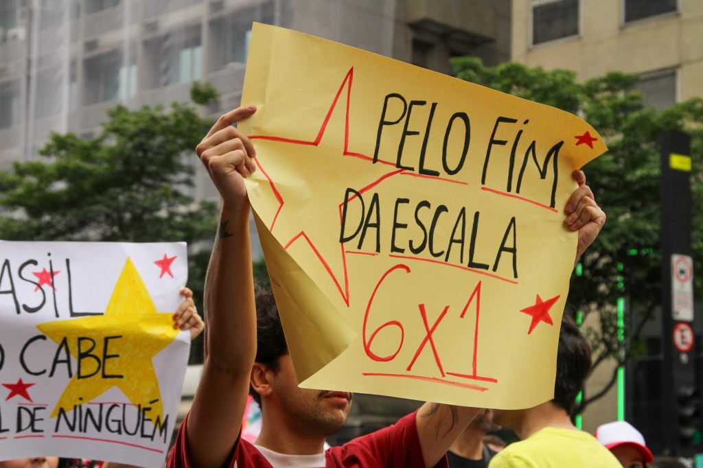 Manifestantes em ato pró-Lula na Paulista