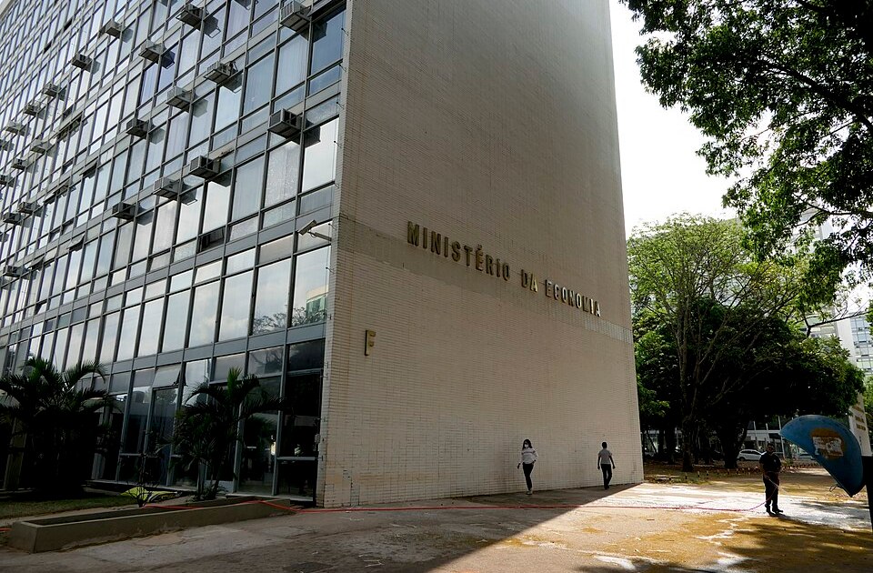 A espiral entre inércia orçamentária, juros e retração do investimento