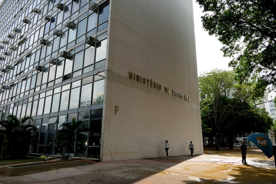 A espiral entre inércia orçamentária, juros e retração do investimento
