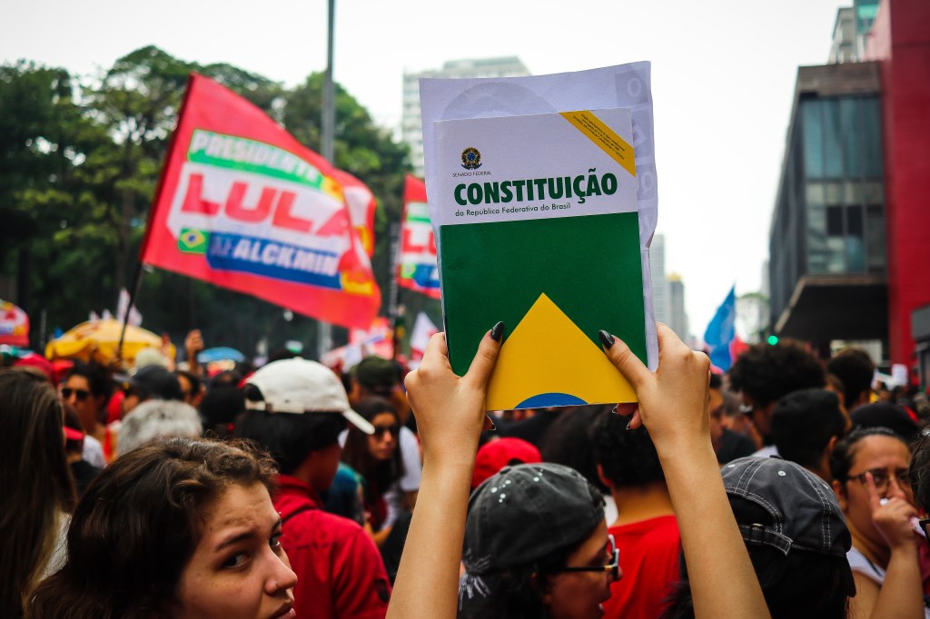 LULA REÚNE APOIADORES NA AVENIDA PAULISTA