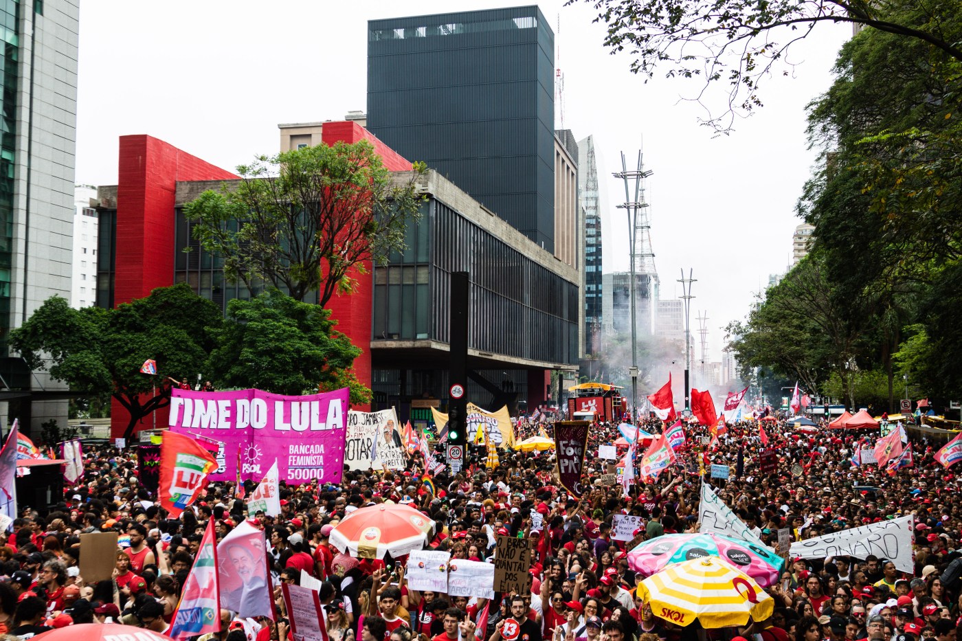Ato de Lula na Paulista tem imagem de Nossa Senhora, bandeiras do Brasil e Constituição