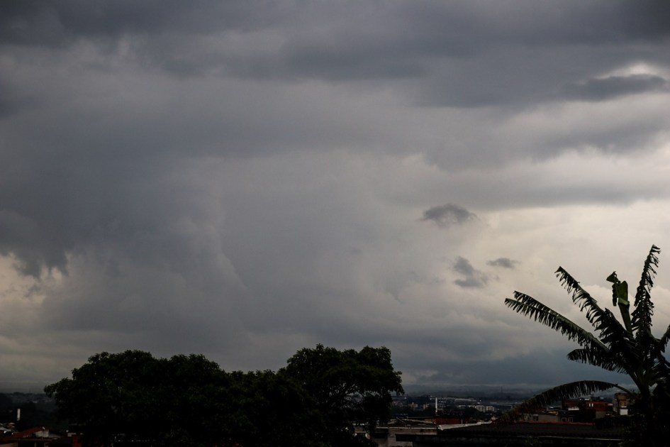 SP - CHUVA/ALAGAMENTO - GERAL - O céu fica encoberto nesta quarta,(14), em São Paulo (SP), com previsão de pancadas de chuva e trovoadas. A chuva provoca alagamentos em pontos da cidade. 14/10/2026 - Foto: ANGéLICA ALVES/FOTOARENA/FOTOARENA/ESTADÃO CONTEÚDO