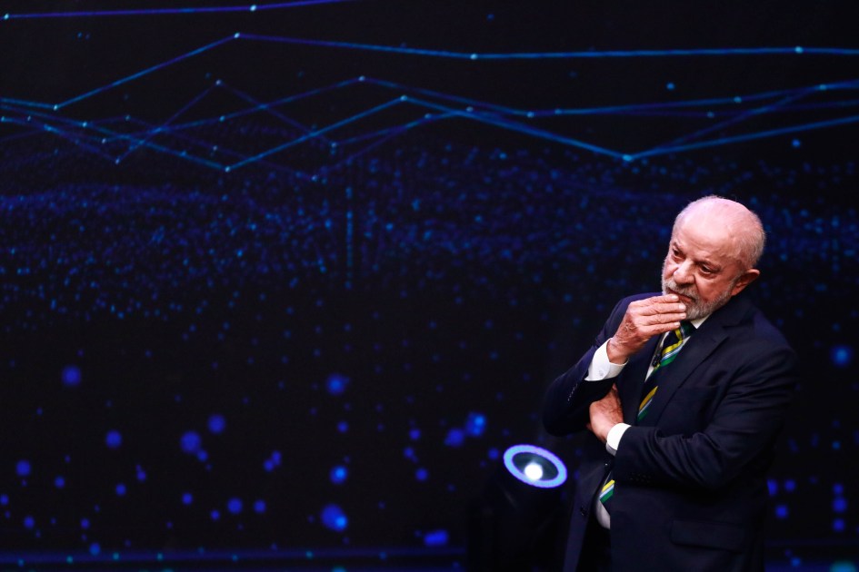 O presidente Luiz Inácio Lula da Silva (PT) e o senador Flávio Bolsonaro (PL), candidatos à Presidência da República, participam de debate promovido pelo Grupo Bandeirantes de Comunicação na noite deste domingo (18), em São Paulo.O presidente Luiz Inácio Lula da Silva (PT) e o senador Flávio Bolsonaro (PL), candidatos à Presidência da República, participam de debate promovido pelo Grupo Bandeirantes de Comunicação na noite deste domingo (18), em São Paulo.