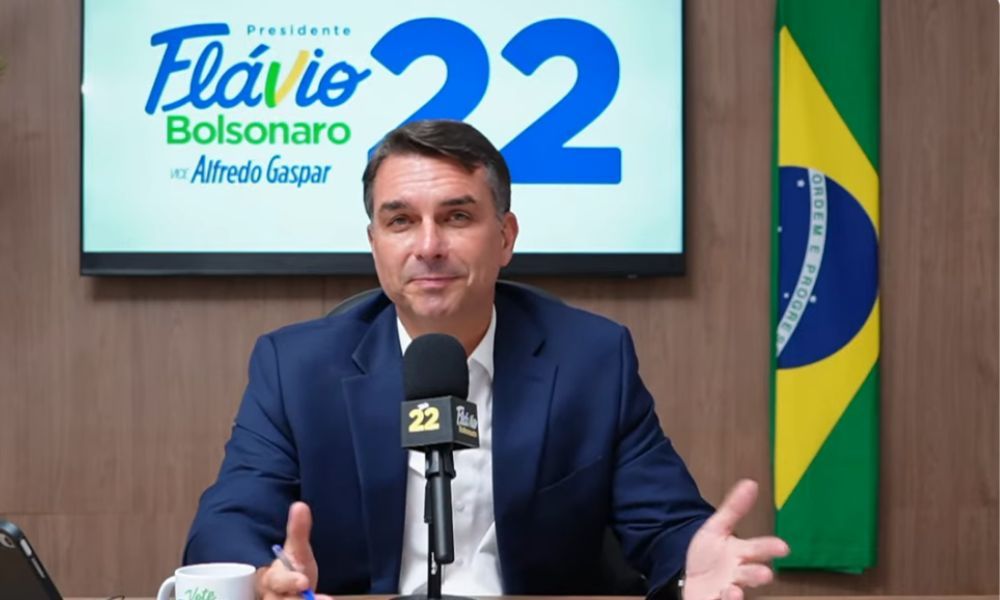 Flávio Bolsonaro durante live