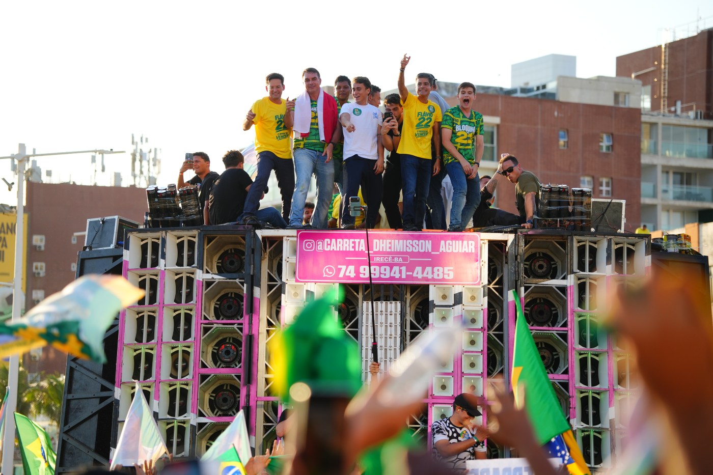 Flávio percorre orla de Salvador entre gritos de ‘volta, Bolsonaro’