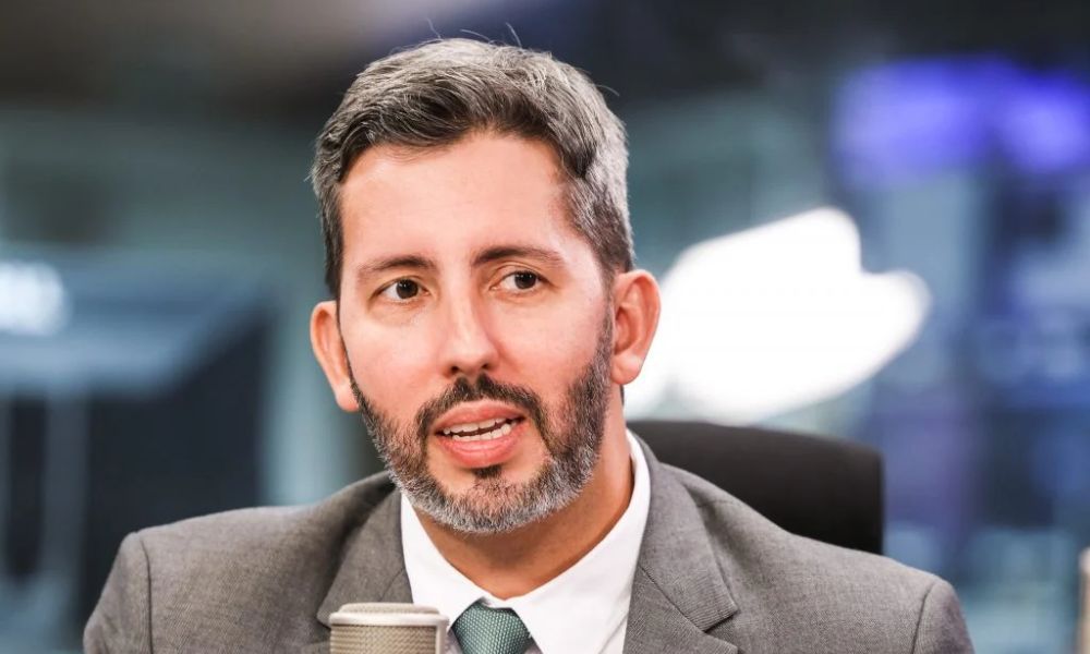 Professor e sociólogo, Leandro Grass tenta vencer Celina Leão pelo governo do DF