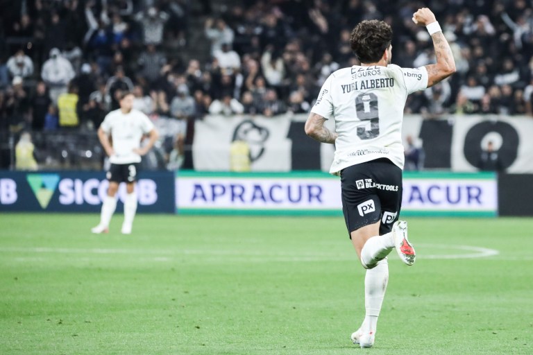 Yuri Alberto, do Corinthians, comemora pênalti convertido em jogo contra o Vitória