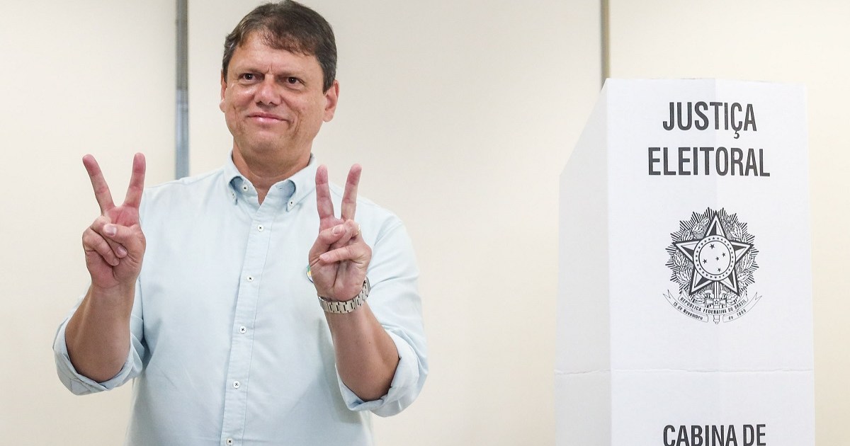 Tarcísio diz estar confiante na vitória de Flávio após votar em SP