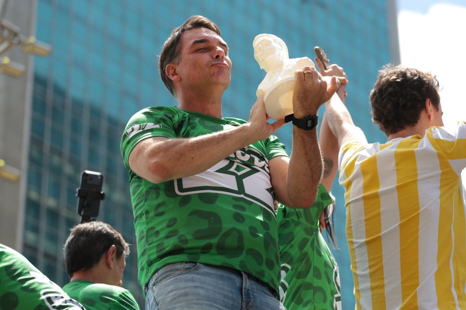 Com funk e axé, Flávio Bolsonaro transforma ato político em bloco de carnaval na Av. Paulista