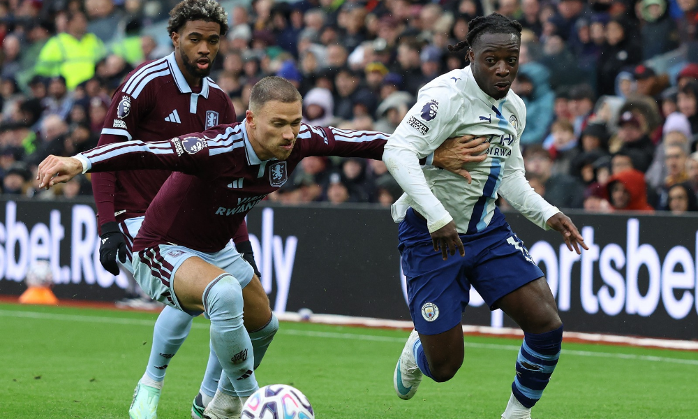 Matty Cash, do Aston Villa, e Jeremy Doku, do Manchester City, durante partida deste sábado (24) pela Premier League