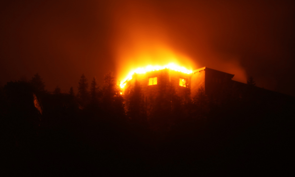 Incêndio atinge antiga casa de montanha de Hitler na Alemanha