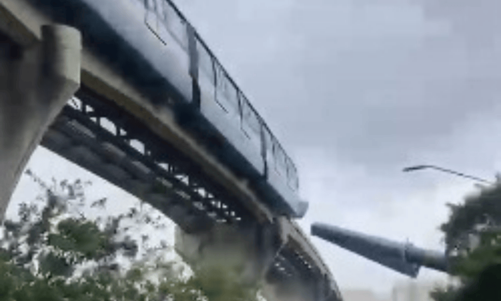 Trem do monotrilho atinge guindaste, que cai em avenida na zona leste de SP; assista