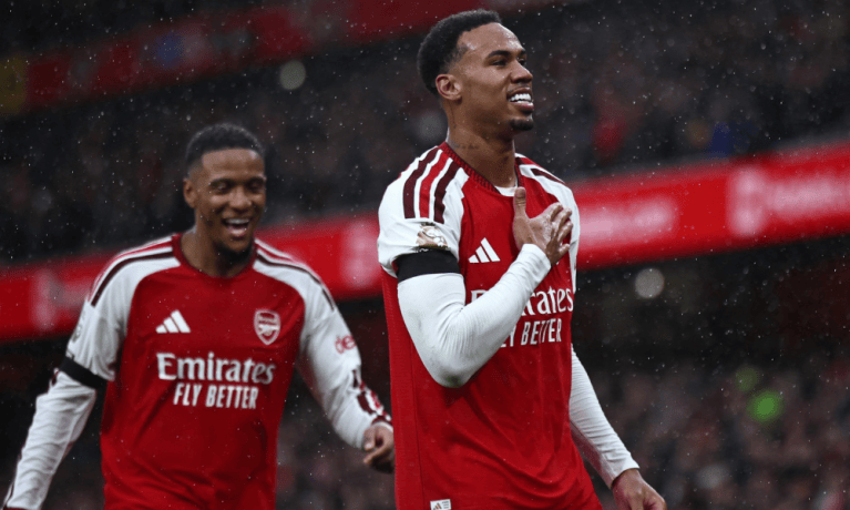 Gabriel Magalhães, zagueiro do Arsenal, comemora seu gol contra o Everton, neste sábado (24)