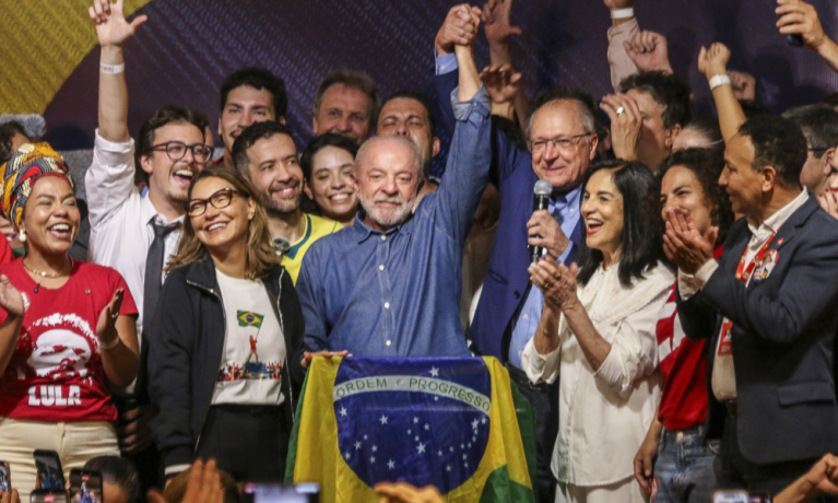 Presidente Lula (PT), acompanhado da primeira-dama Rosângela Silva, do vice-presidente Geraldo Alckmin, sua esposa Lu Alckmin, e do deputado federal reeleito André Janones (Rede-MG), entre outros aliados, em um pronunciamento no Hotel Intercontinental, na Alameda Santos, próximo à Avenida Paulista, em São Paulo (SP)