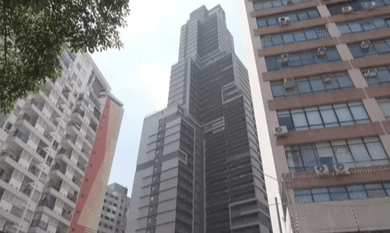 Homem morre após cair de cadeira suspensa durante limpeza de prédio no centro de SP