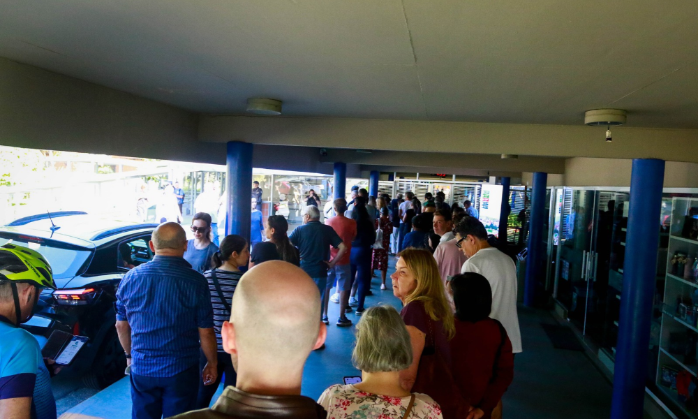 Eleitores na fila de votação no primeiro turno, dia 4 de outubro, no Colégio Miguel de Cervantes, na zona sul de São Paulo