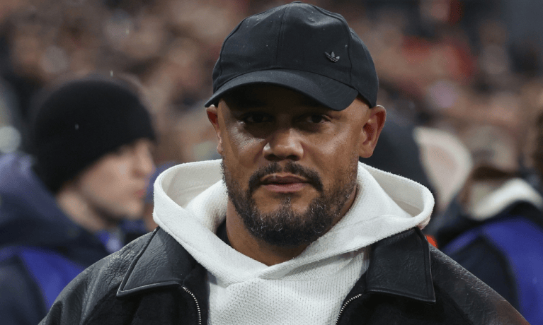Técnico Vincent Kompany durante partida entre Bayern de Munique e Arsenal, na quarta-feira (21)