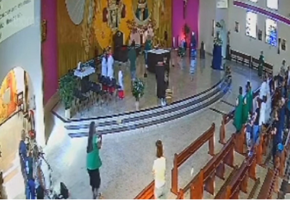 'Avisa a Jesus': Homem invade igreja em SP e dá soco em bispo; veja vídeo