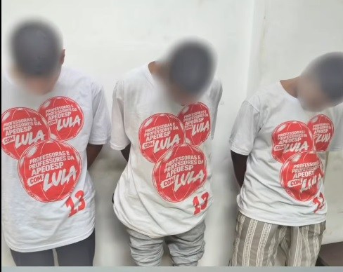 Presos com camisa do PT acusam PMs de colocar camisetas neles