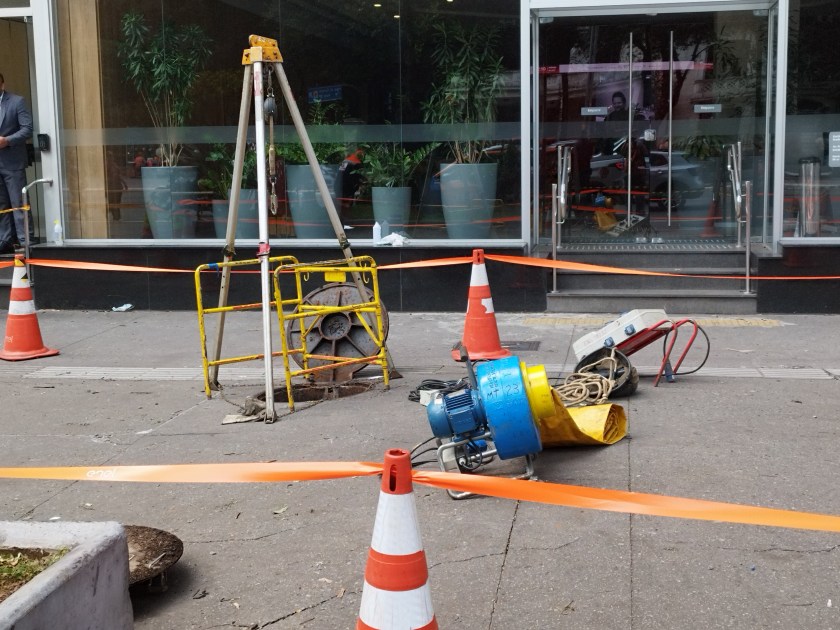 Explosão em bueiro deixa 3 feridos na Avenida Paulista