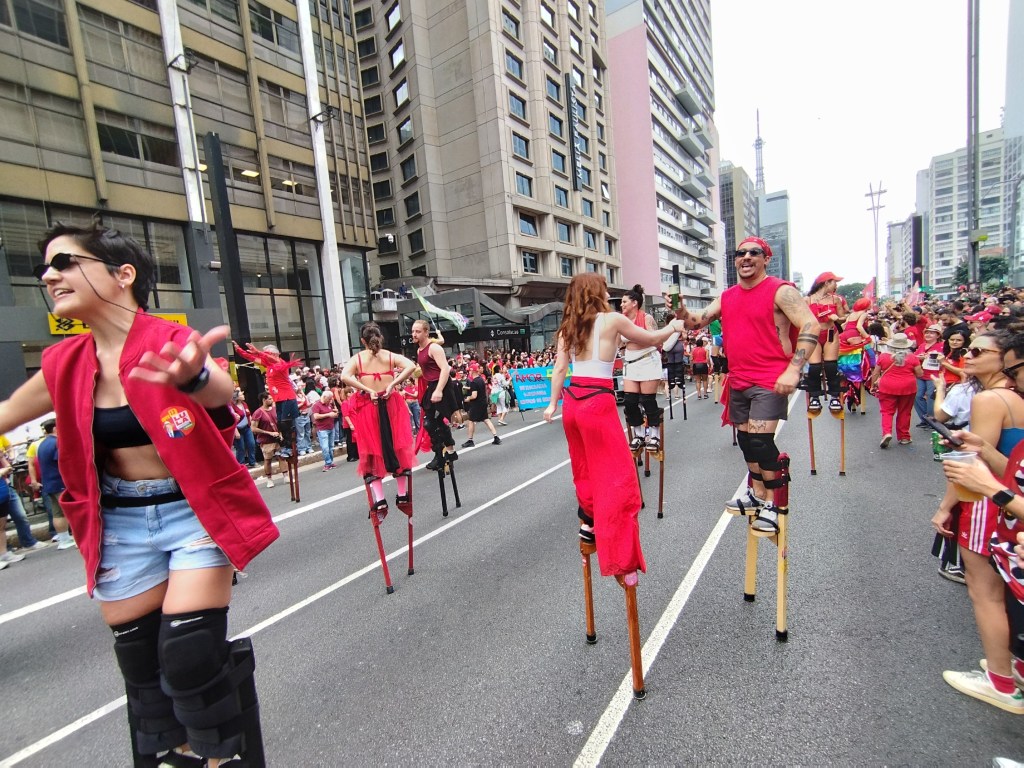 Manifestantes em ato pró-Lula na Avenida Paulista