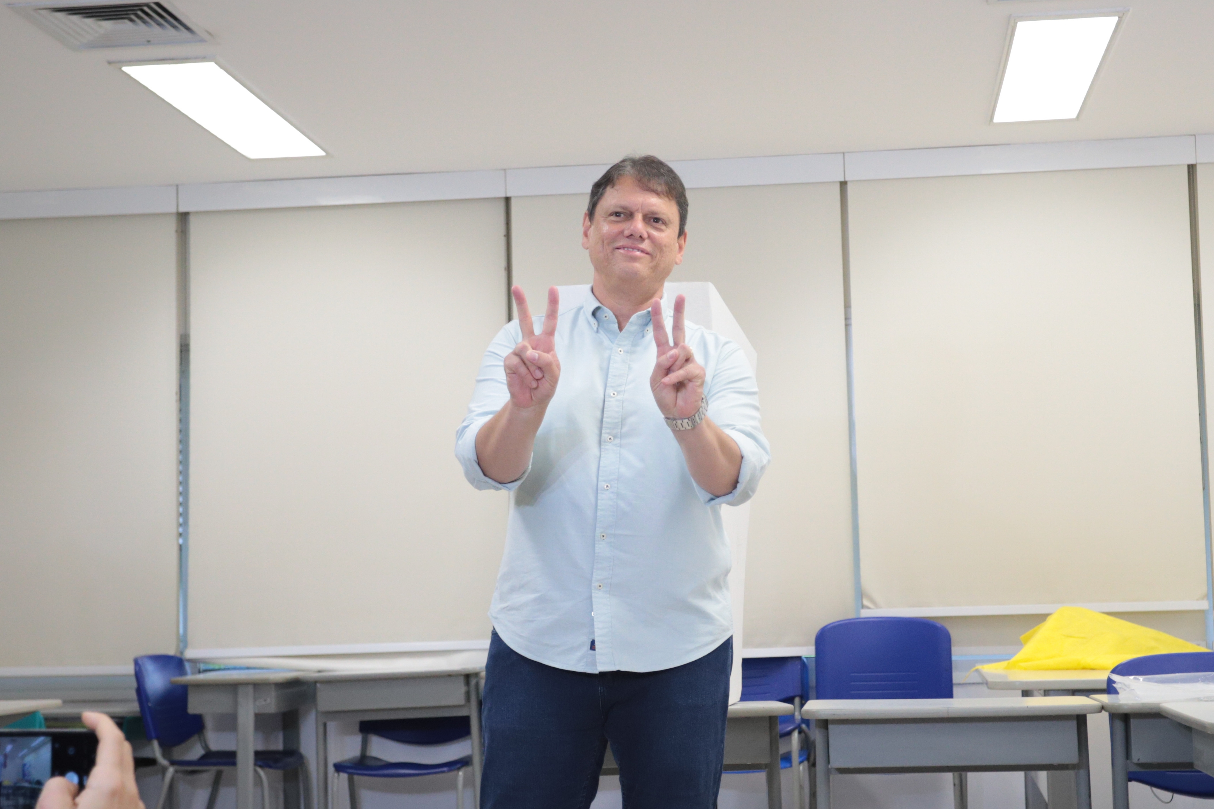 Mesmo em Brasília, Tarcísio mobiliza aliados em QG na capital para acompanhar apuração