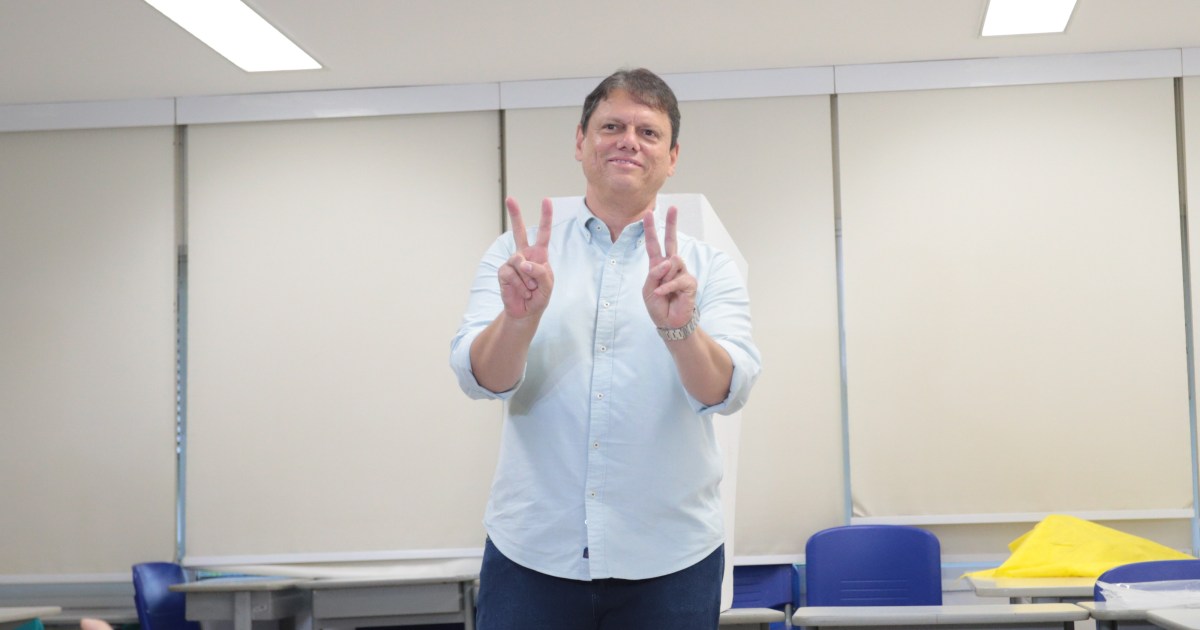 Mesmo em Brasília, Tarcísio mobiliza aliados em QG na capital para acompanhar apuração