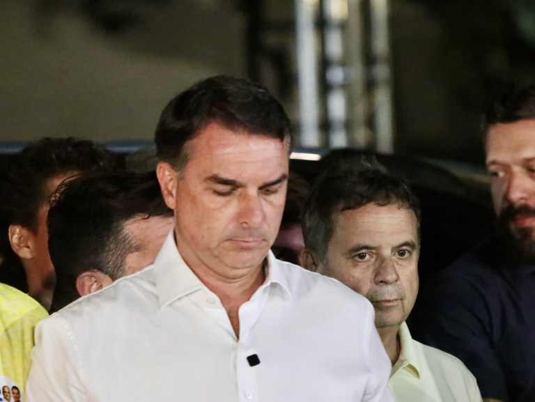 Flávio Bolsonaro fala em Brasília e não reconhece derrota