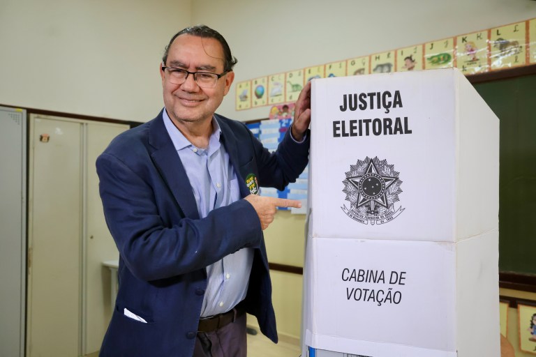 Augusto Cury (Avante) vota em Colina, interior de São Paulo